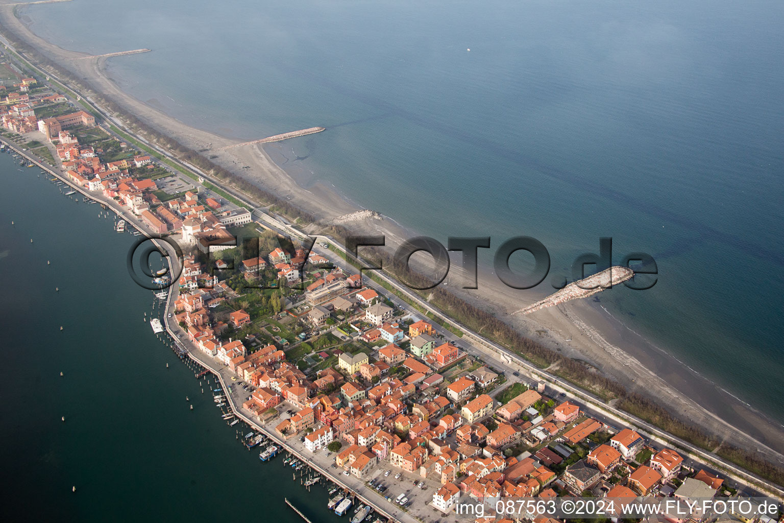 Vue de la ville sur la côte méditerranéenne à San Vito dans le département Vénétie, Italie depuis l'avion