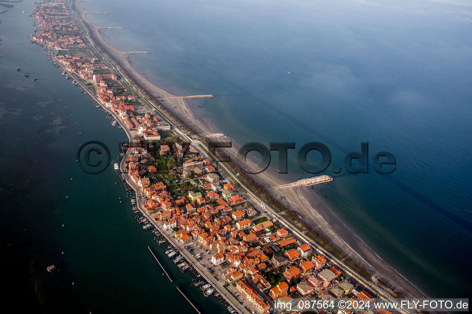 Vue de la ville sur la côte méditerranéenne de San Vito à Venedig dans le département Metropolitanstadt Venedig, Italie d'en haut