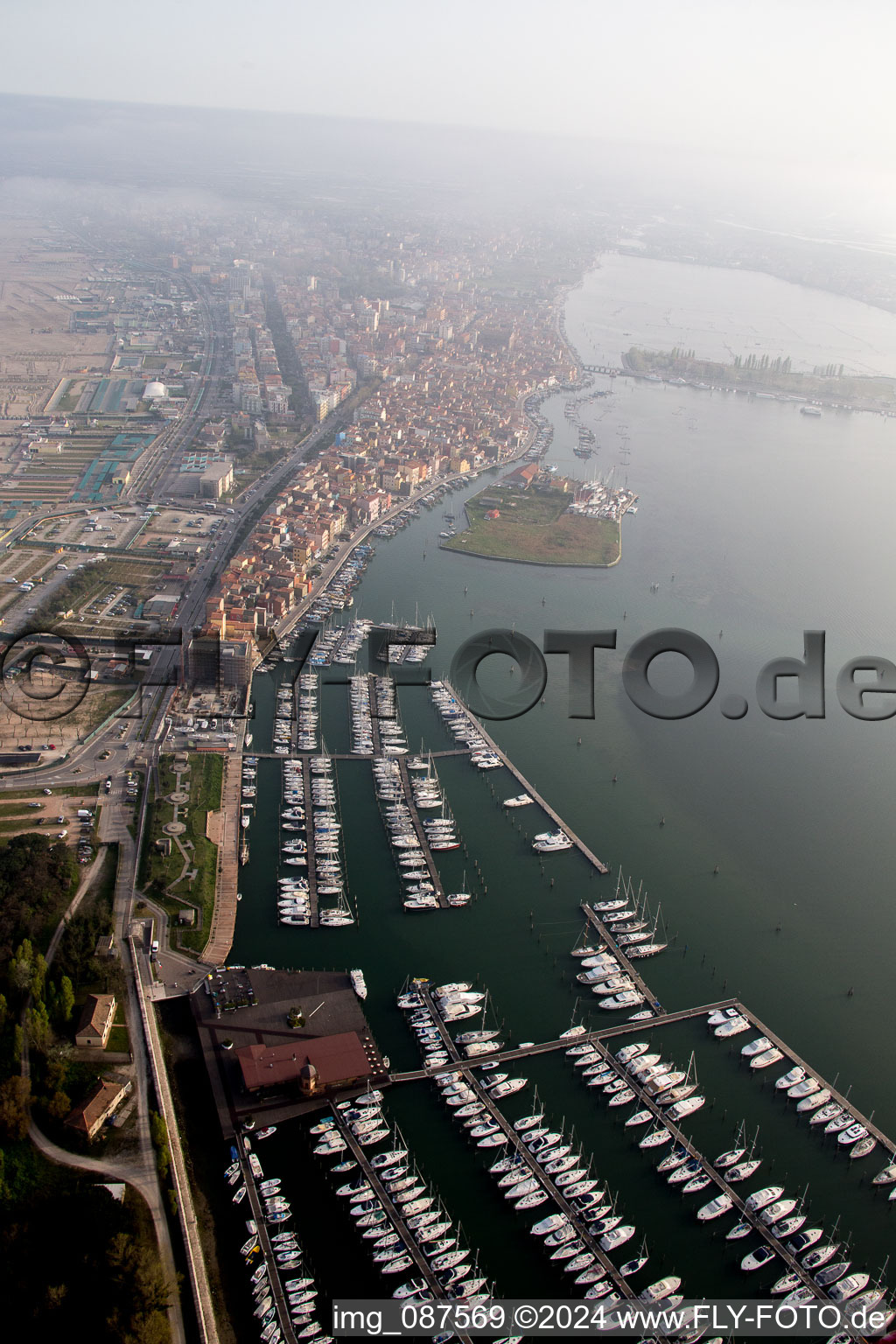 Vue d'oiseau de Sottomarina à Faro dans le département Vénétie, Italie