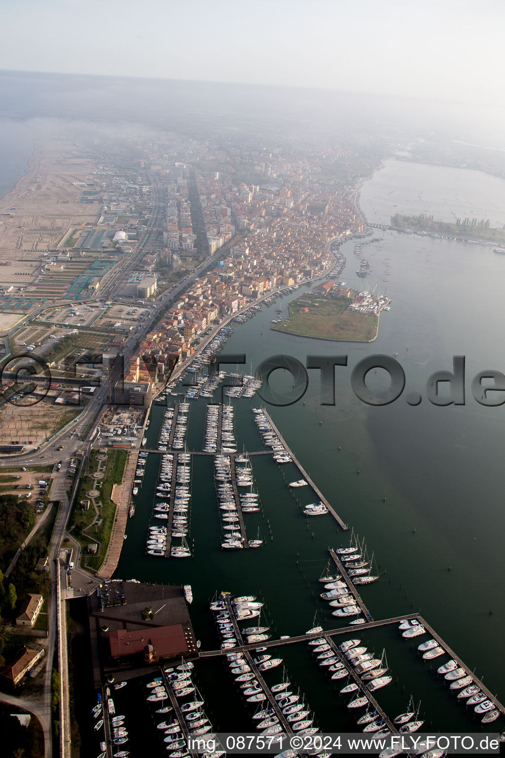 Enregistrement par drone de Sottomarina à Faro dans le département Vénétie, Italie