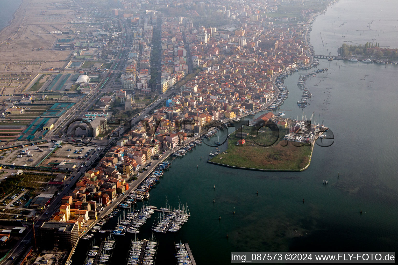 Vue aérienne de Surface de l'eau sur la côte méditerranéenne à Chioggia dans le département Metropolitanstadt Venedig, Italie