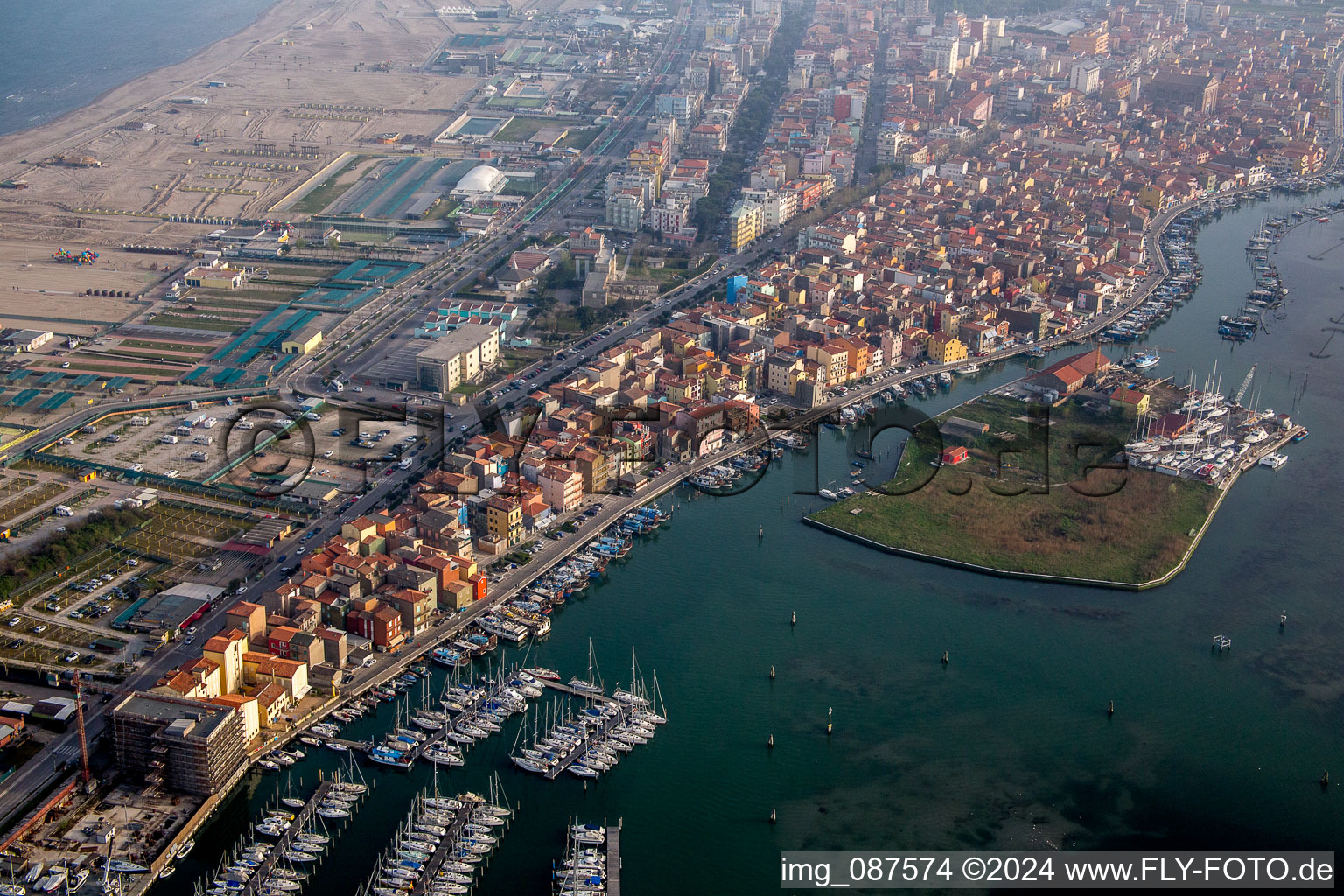 Sottomarina à Faro dans le département Vénétie, Italie du point de vue du drone