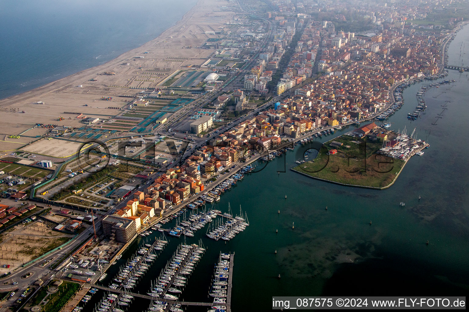 Sottomarina à Faro dans le département Vénétie, Italie d'un drone