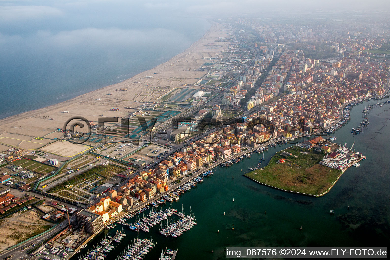 Photographie aérienne de Surface de l'eau sur la côte méditerranéenne à Chioggia dans le département Metropolitanstadt Venedig, Italie