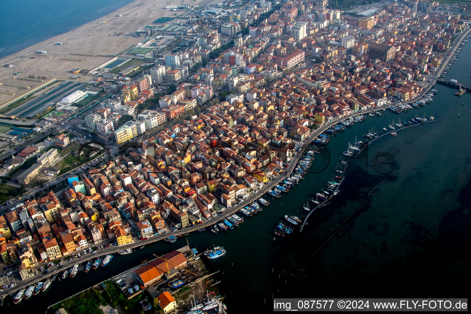 Vue aérienne de Installations portuaires sur la côte maritime de la lagune de Venise, dans le quartier de Sottomarina à Chioggia dans le département Metropolitanstadt Venedig, Italie