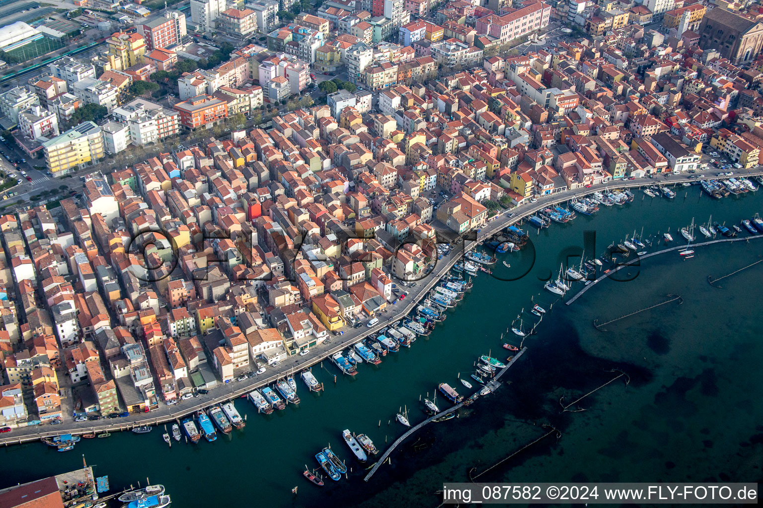Vue aérienne de Installations portuaires sur la côte maritime de la lagune de Venise, dans le quartier de Sottomarina à Chioggia dans le département Vénétie, Italie