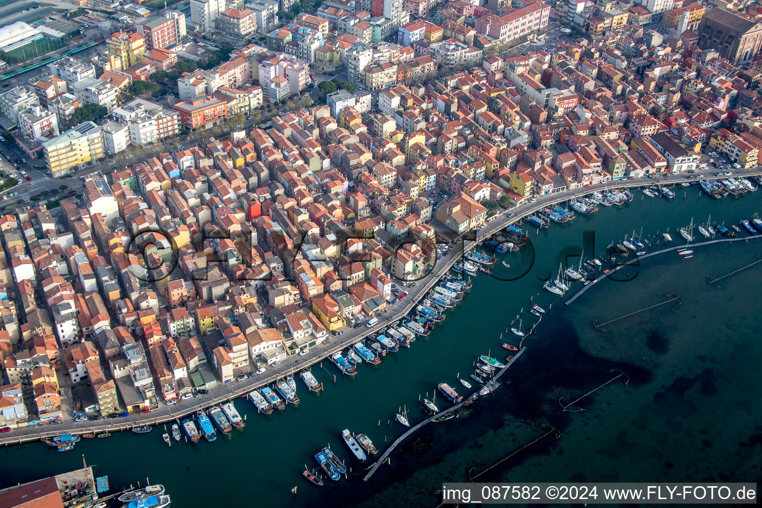 Vue aérienne de Installations portuaires sur la côte maritime de la lagune de Venise, dans le quartier de Sottomarina à Chioggia dans le département Metropolitanstadt Venedig, Italie