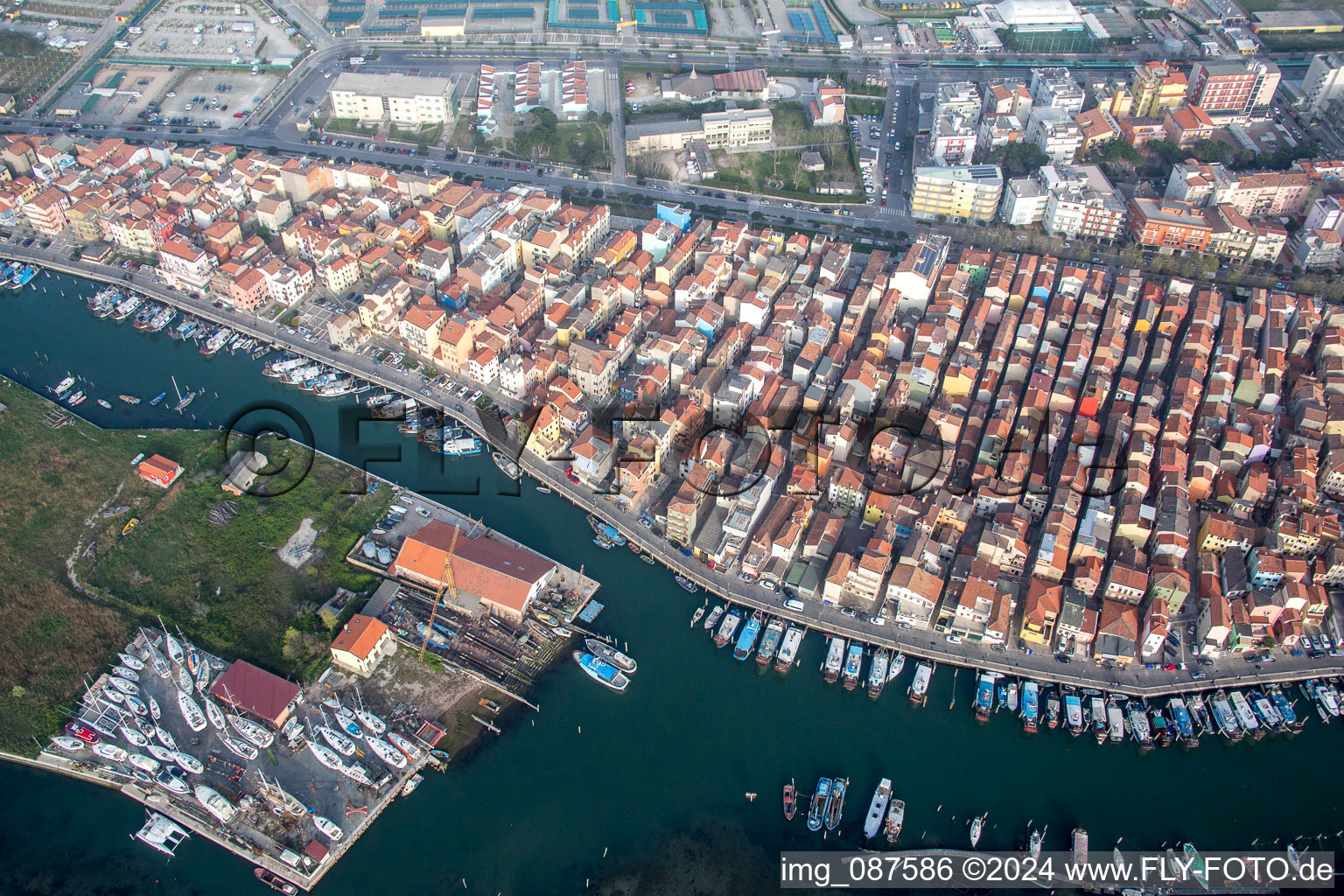 Chioggia dans le département Metropolitanstadt Venedig, Italie vu d'un drone