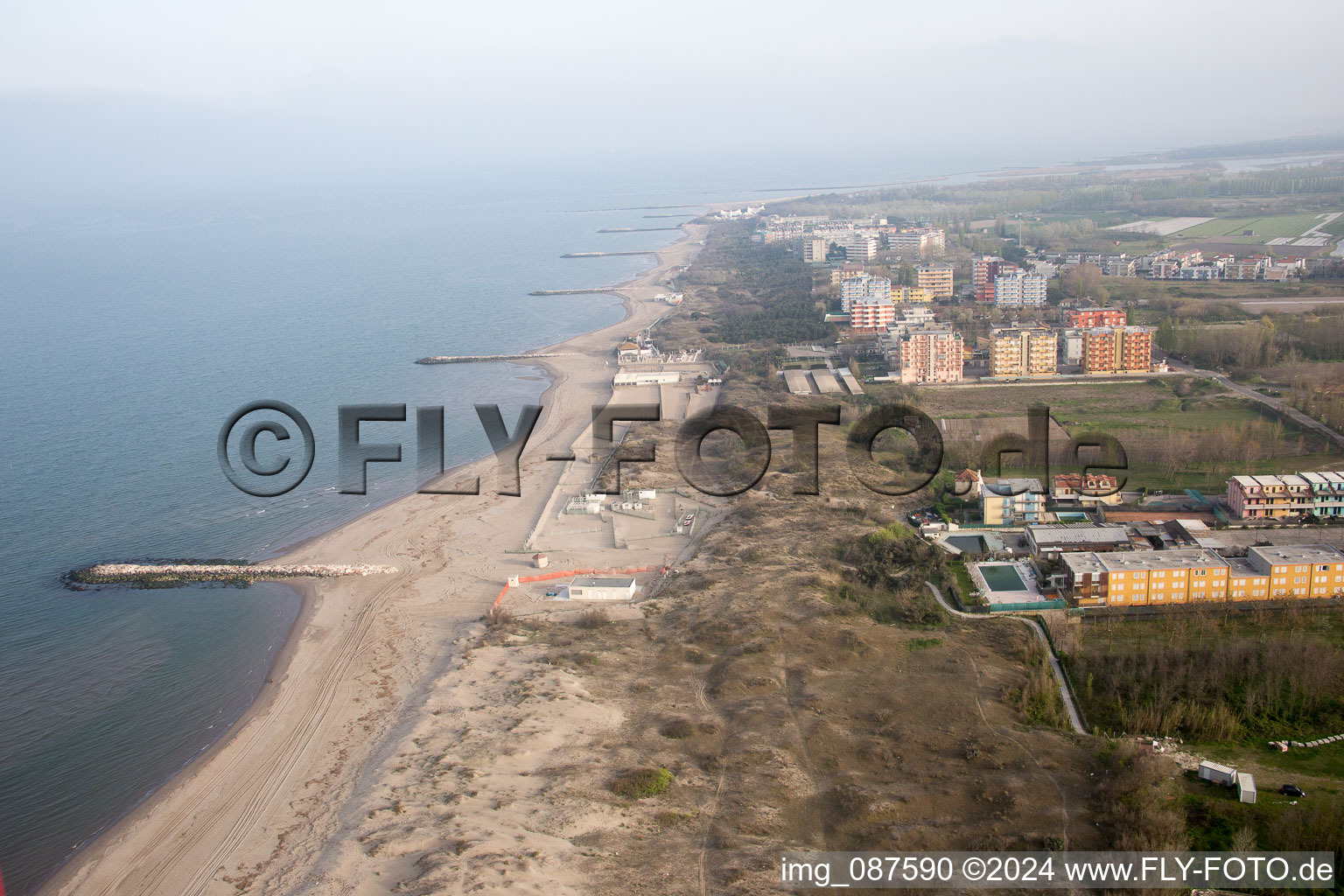 Vue aérienne de Île Vercde, Camping isamar à Chioggia dans le département Metropolitanstadt Venedig, Italie