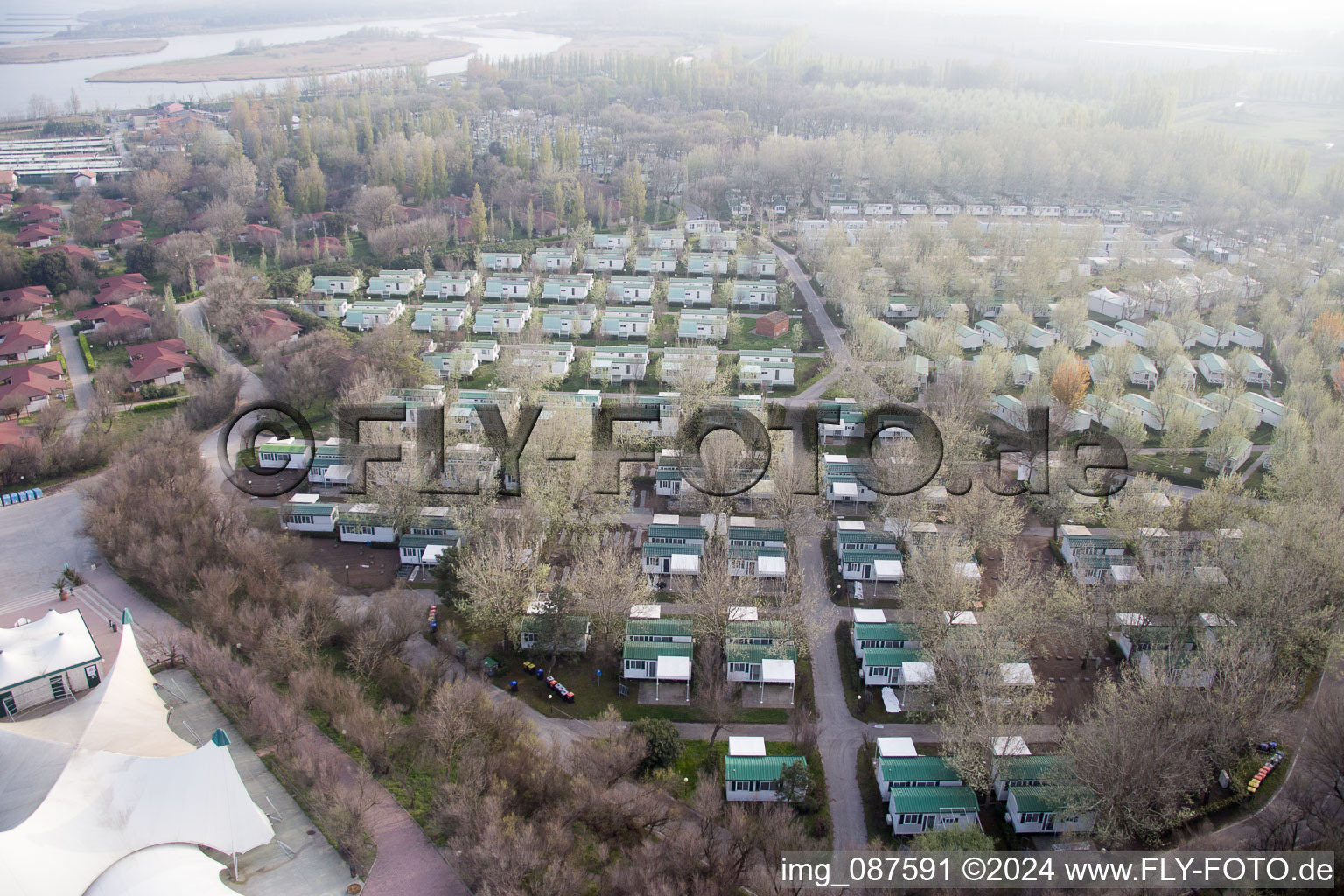 Vue aérienne de Île Vercde, Camping isamar à le quartier Isola Verde in Chioggia dans le département Metropolitanstadt Venedig, Italie