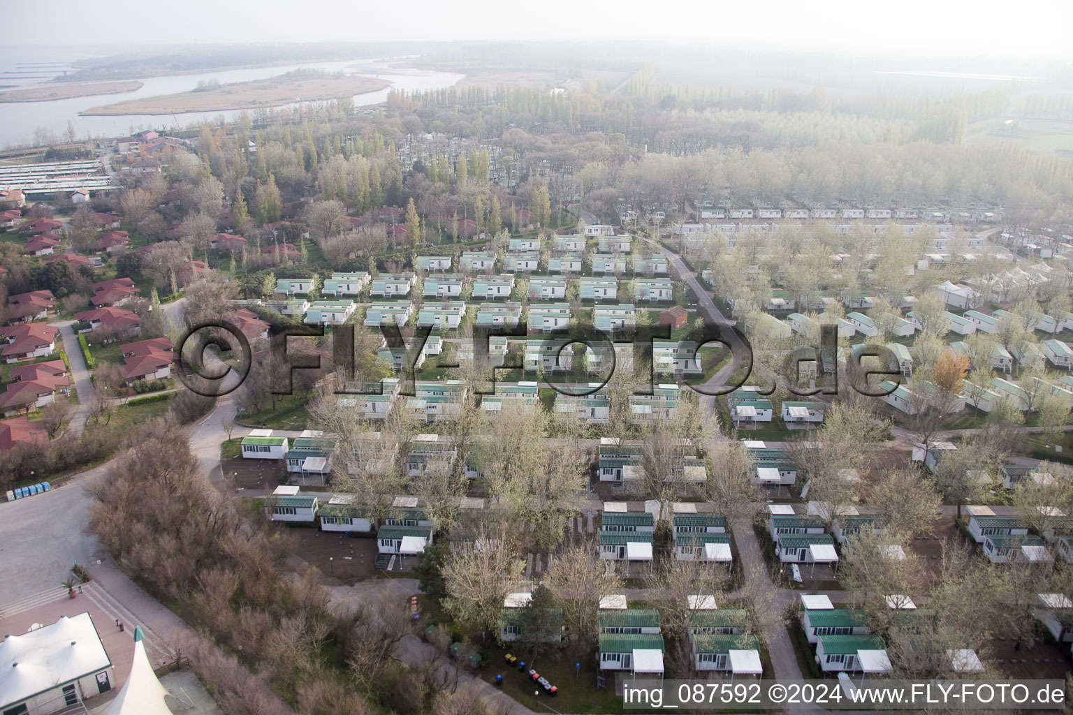 Vue aérienne de Île Vercde, Camping isamar à le quartier Isola Verde in Chioggia dans le département Metropolitanstadt Venedig, Italie