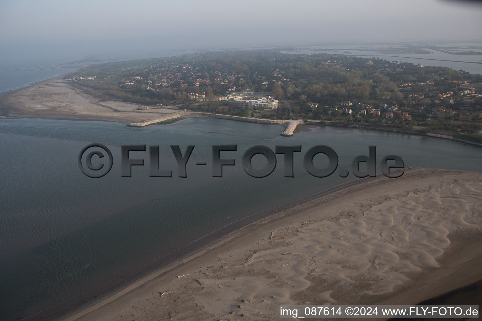 Vue aérienne de Zone côtière de l'Adriatique - île en Isola Albarella en Vénétie à le quartier Isola Albarella in Rosolina dans le département Rovigo, Italie