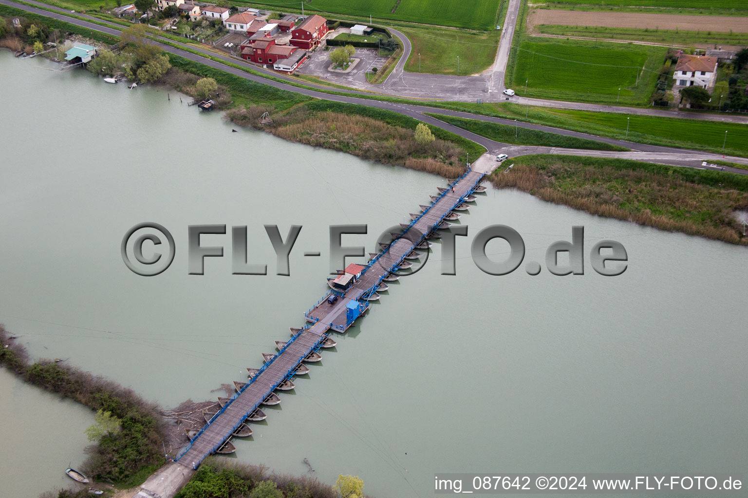 Vue aérienne de Rivière - structure du pont Po di Gora Veneto à Gorino dans le département Vénétie, Italie