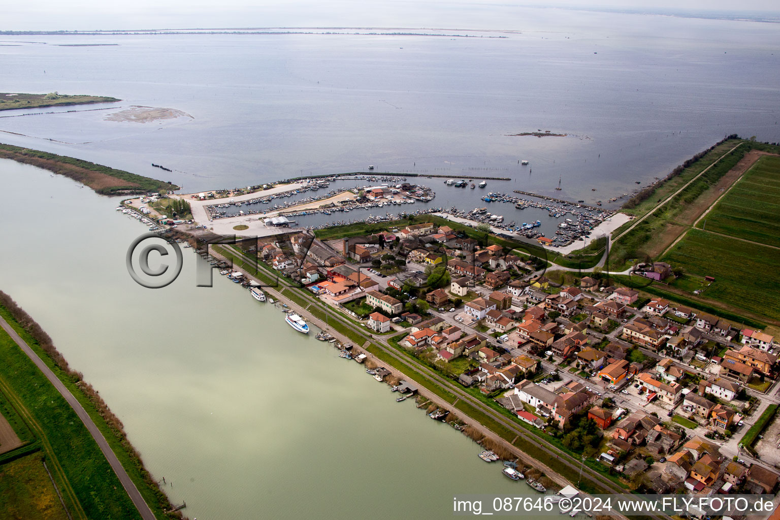 Vue aérienne de Zones riveraines de l'embouchure du Pô en Émilie-Romagne à Gorino dans le département Vénétie, Italie