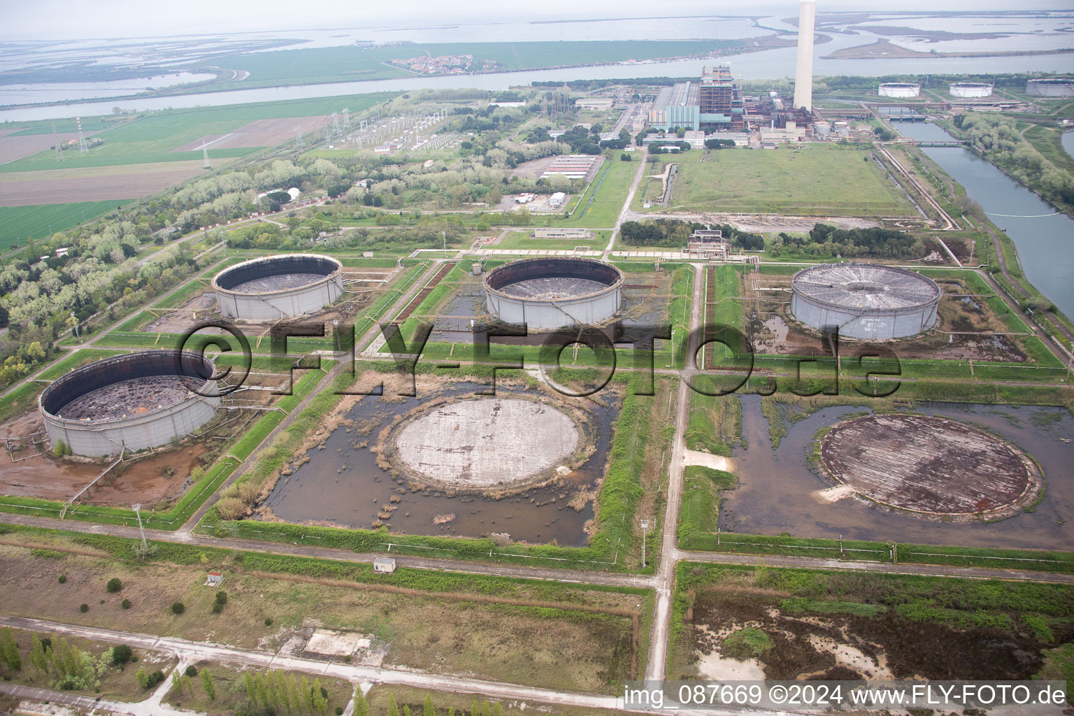 Vue aérienne de Réservoirs et centrales électriques et tours de gaz d'échappement de la centrale pétrolière à l'embouchure du Pô en Centrale Enel à le quartier Centrale Enel in Porto Tolle dans le département Rovigo, Italie