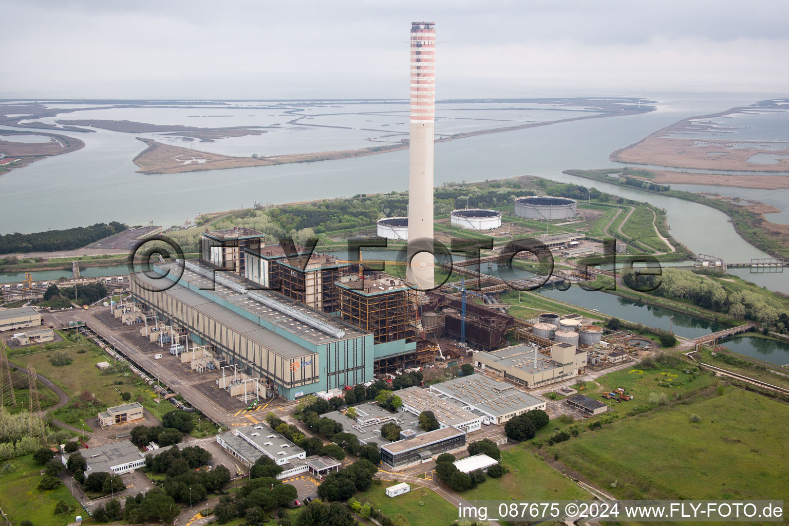 Vue aérienne de Réservoirs et centrales électriques et tours d'échappement de l'usine pétrolière-électrique de l'embouchure du Pô à Centrale Enel à Case Ocaro dans le département Vénétie, Italie