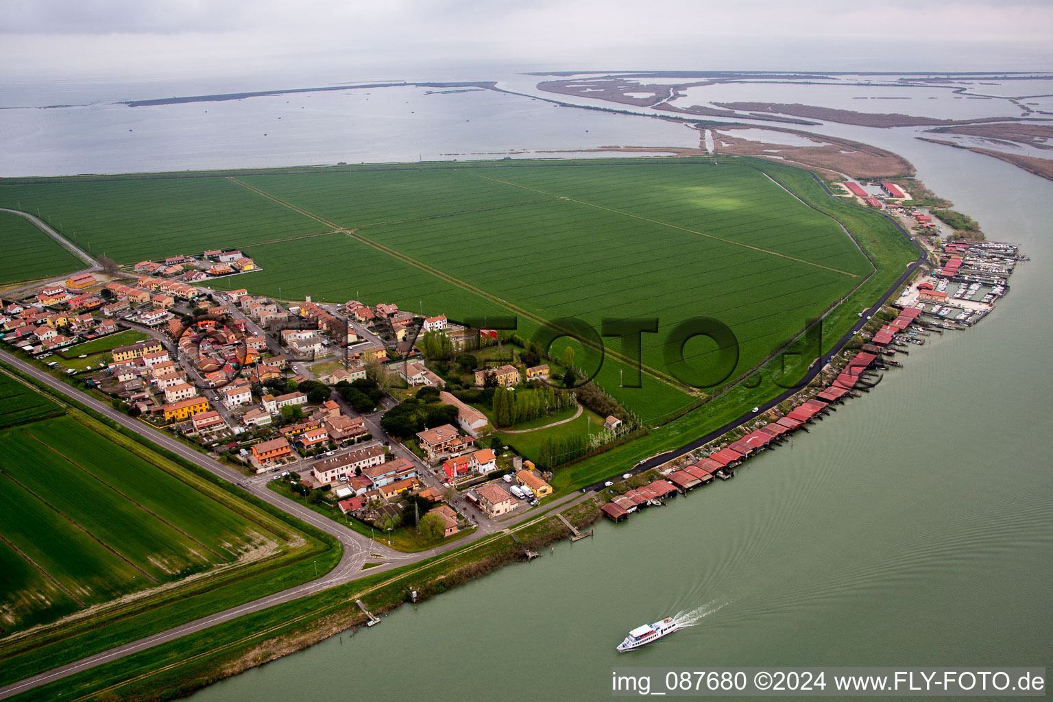 Vue aérienne de Zone riveraine du Po della Pila - cours de la rivière en Pila à le quartier Pila in Porto Tolle dans le département Rovigo, Italie