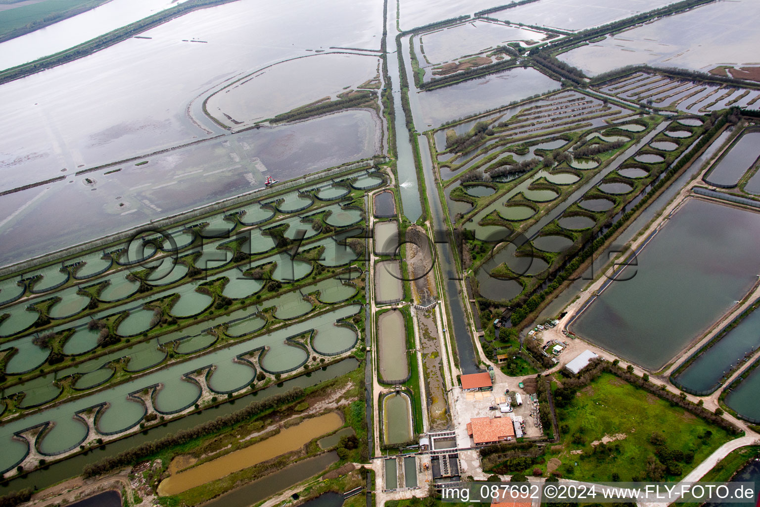 Vue aérienne de Systèmes d'étangs pour la pisciculture dans le delta du Pô à Porto Tolle dans le département Rovigo, Italie