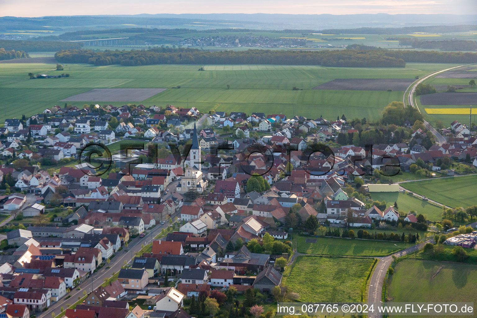 Vue aérienne de Champs agricoles et surfaces utilisables à Grettstadt dans le département Bavière, Allemagne