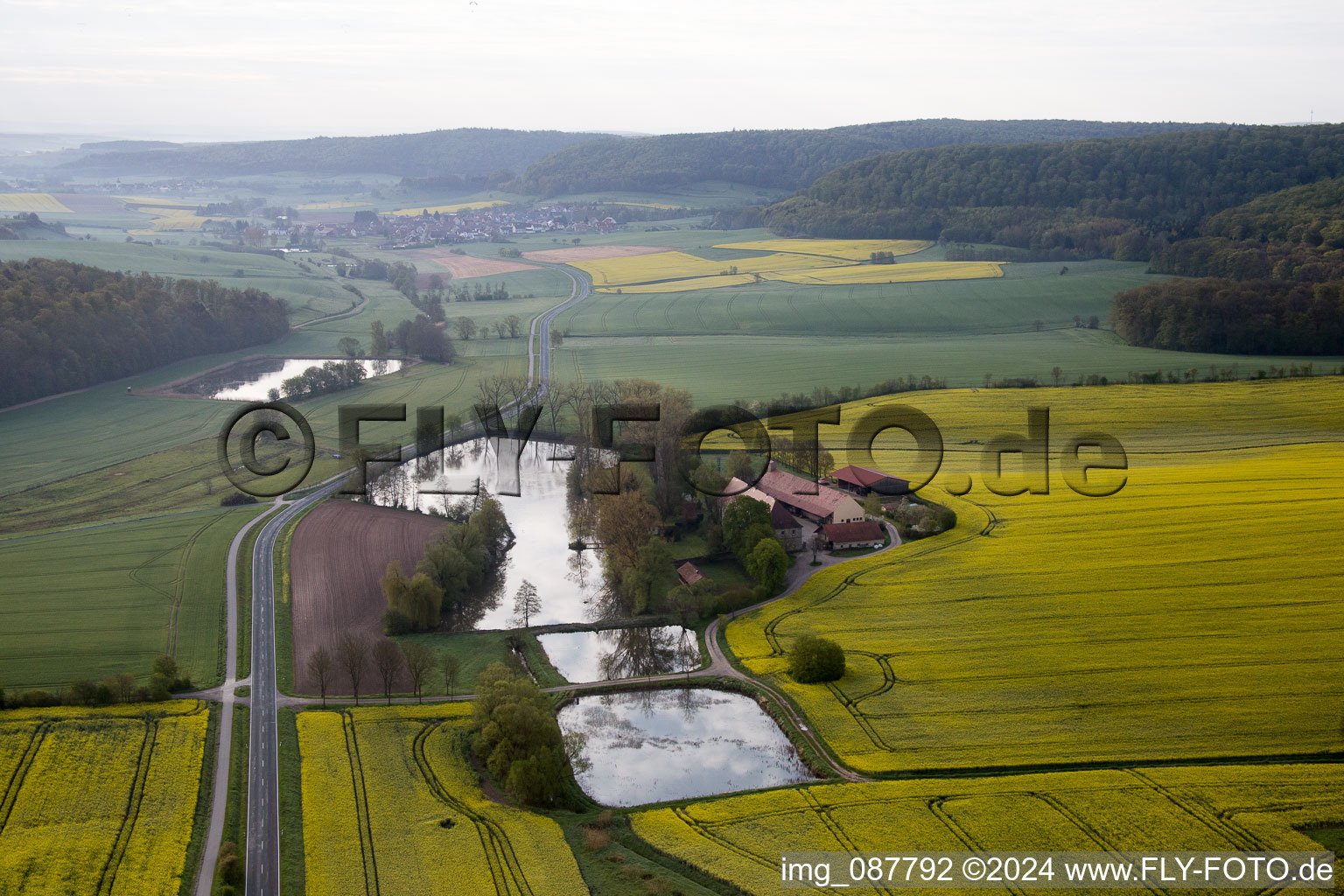 Vue aérienne de Lac Hof à Rauhenebrach dans le département Bavière, Allemagne