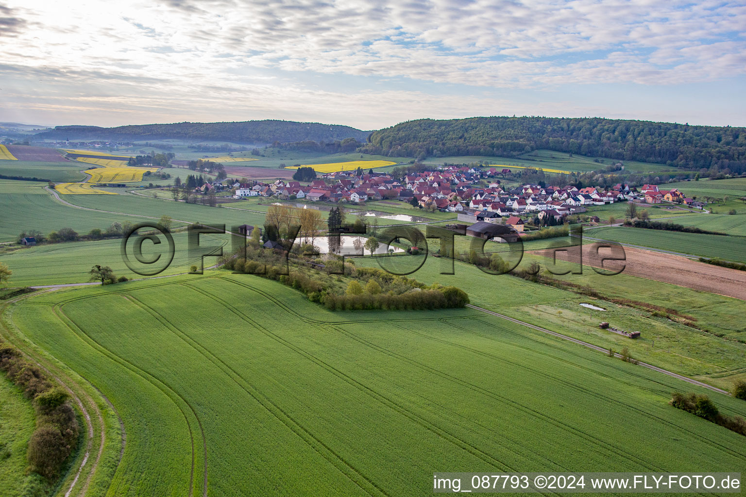 Vue aérienne de Hofsee depuis l'est à le quartier Geusfeld in Rauhenebrach dans le département Bavière, Allemagne