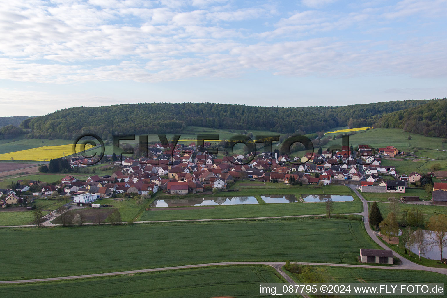 Vue aérienne de Champs agricoles et surfaces utilisables à le quartier Geusfeld in Rauhenebrach dans le département Bavière, Allemagne