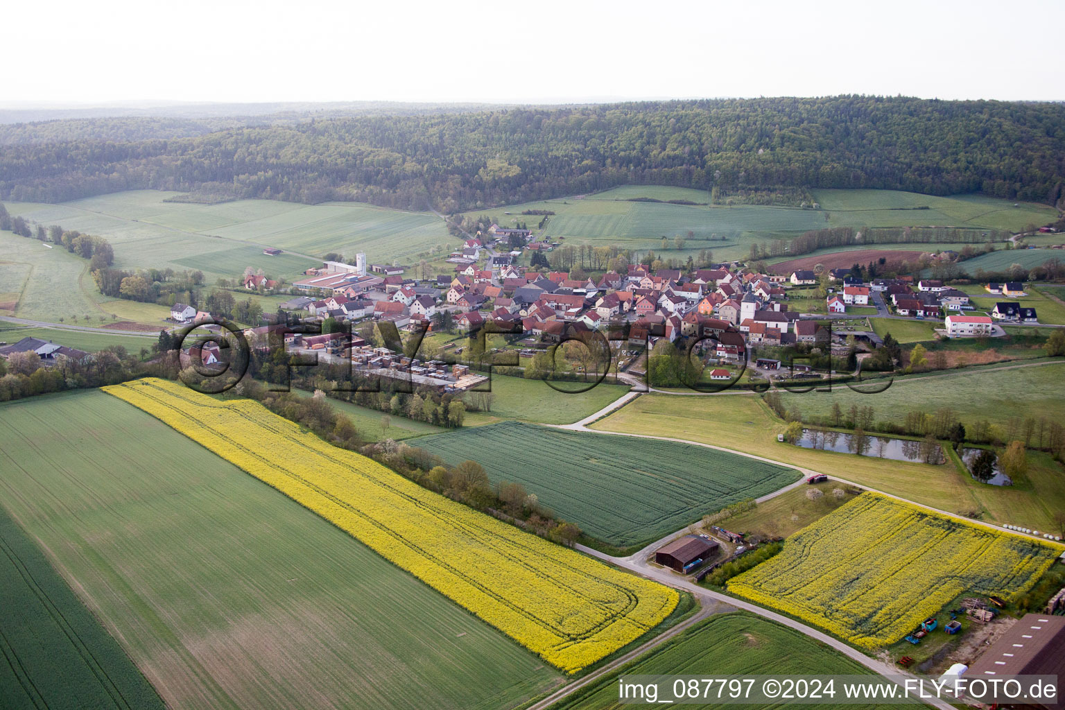 Vue aérienne de Rauhenebrach dans le département Bavière, Allemagne