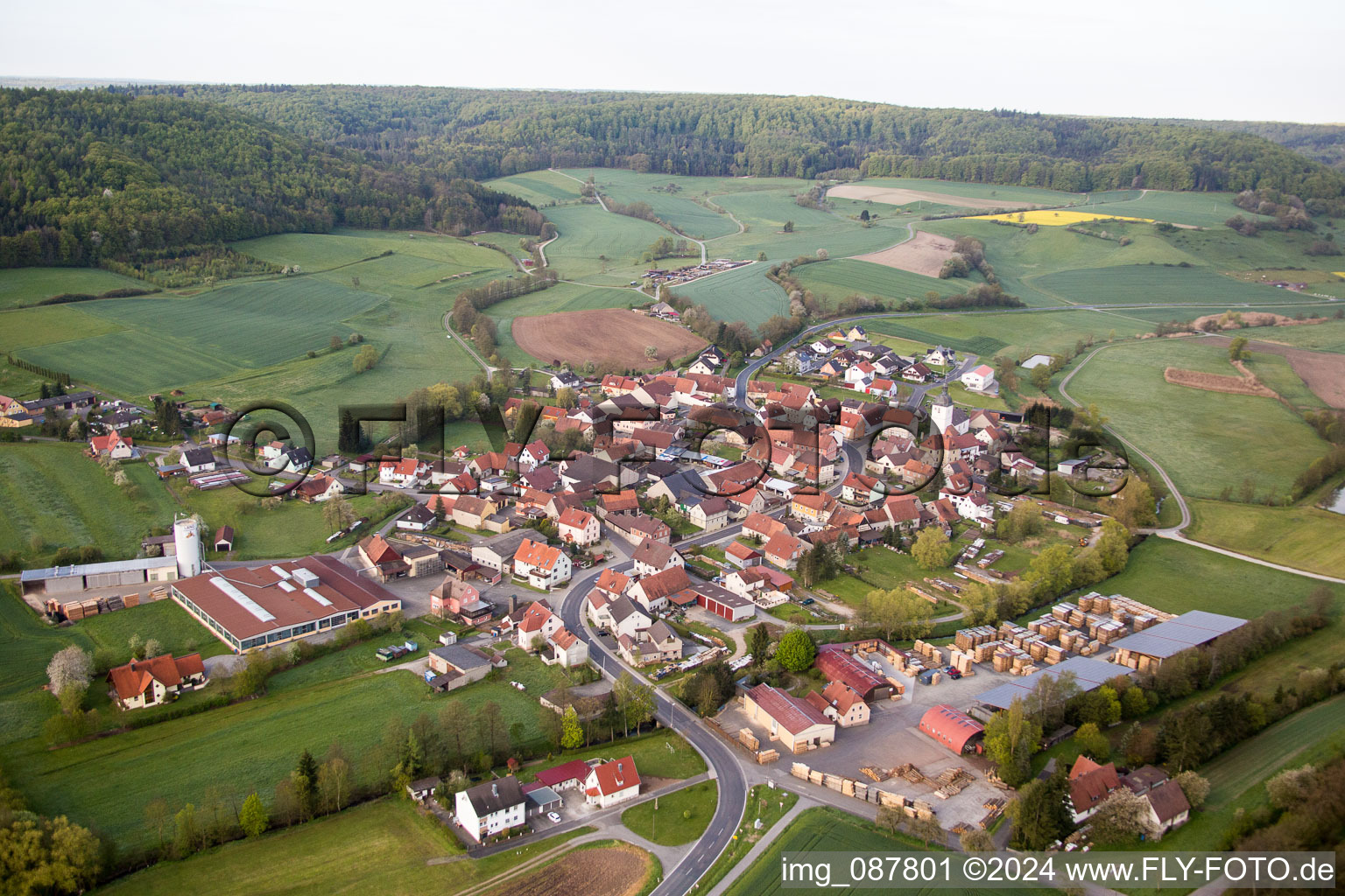 Vue aérienne de Quartier Wustviel in Rauhenebrach dans le département Bavière, Allemagne