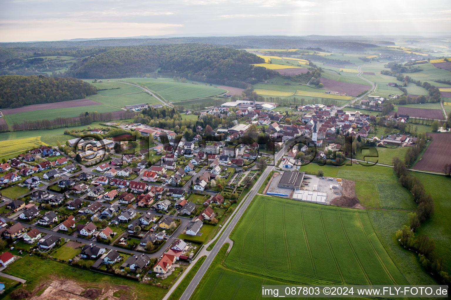 Vue aérienne de Vue des rues et des maisons des quartiers résidentiels à le quartier Untersteinbach in Rauhenebrach dans le département Bavière, Allemagne