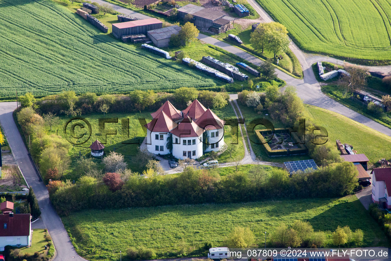 Vue aérienne de Cinq tours résidentielles en Theinheim à le quartier Theinheim in Rauhenebrach dans le département Bavière, Allemagne