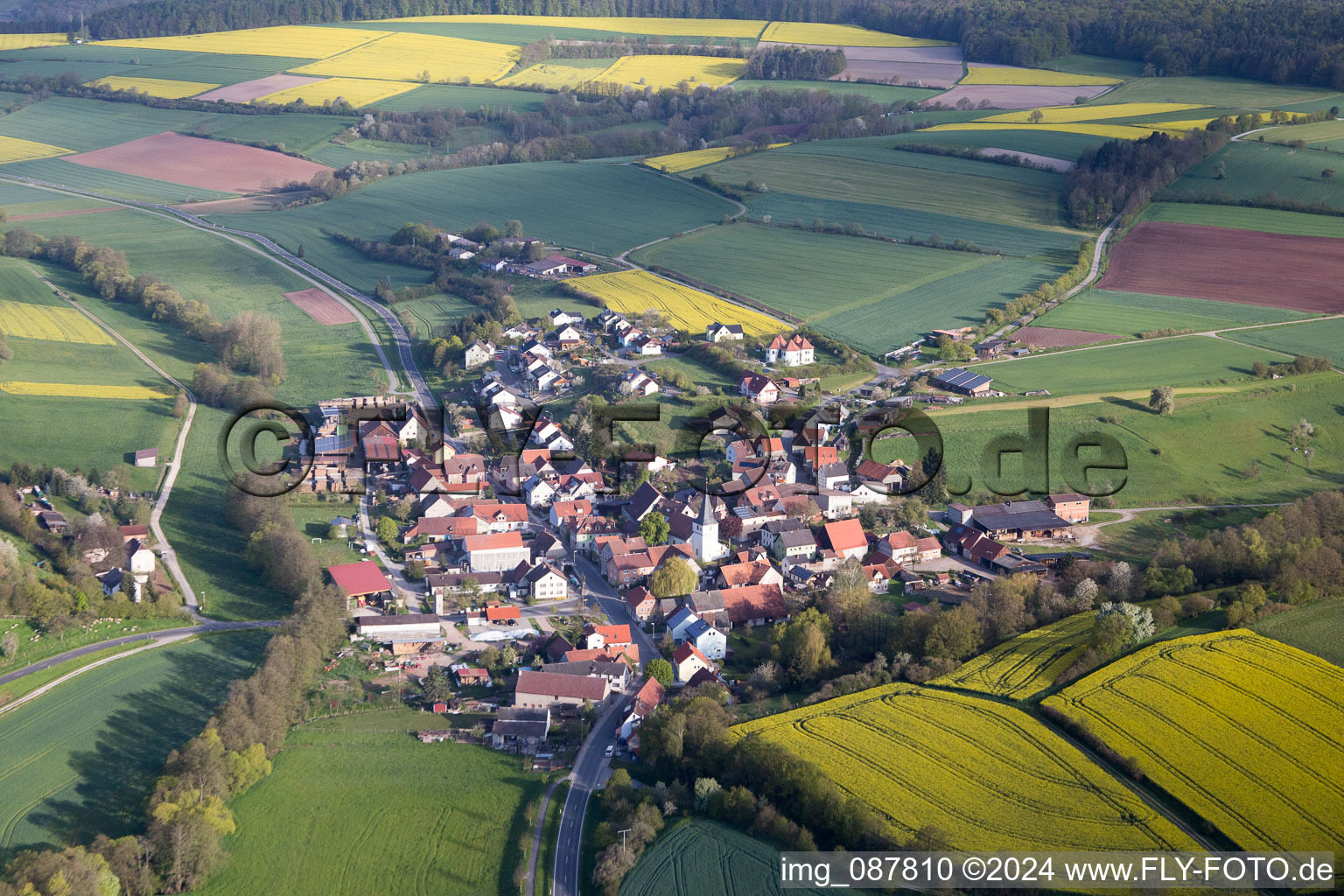 Vue aérienne de De l'est à le quartier Theinheim in Rauhenebrach dans le département Bavière, Allemagne