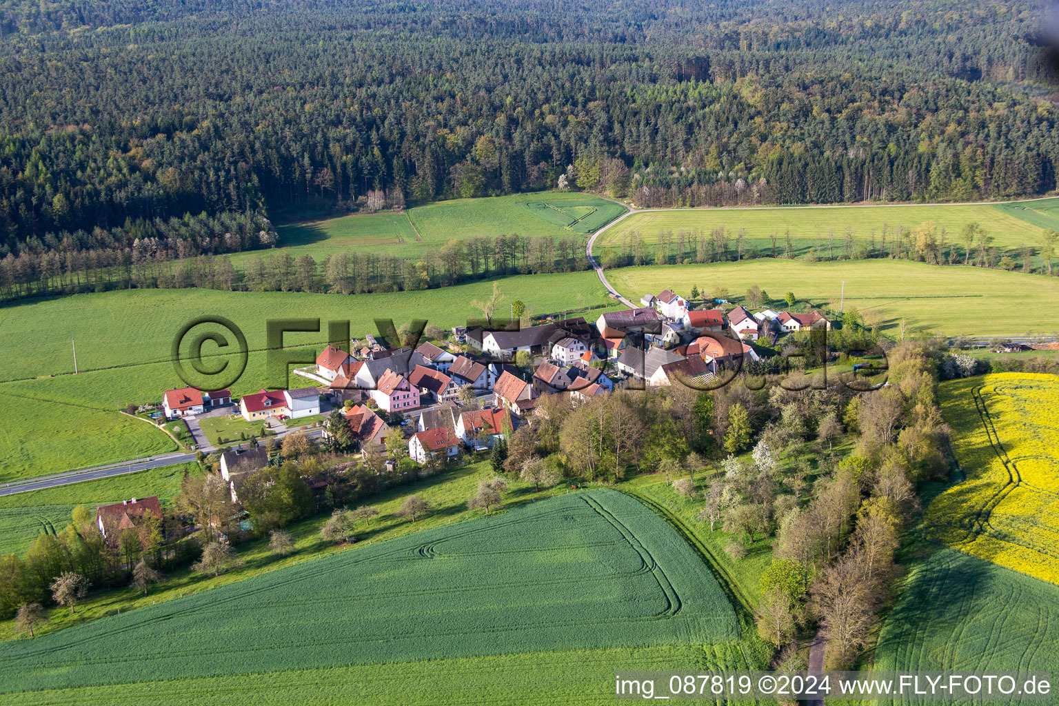 Vue aérienne de Quartier Zettmannsdorf in Schönbrunn im Steigerwald dans le département Bavière, Allemagne