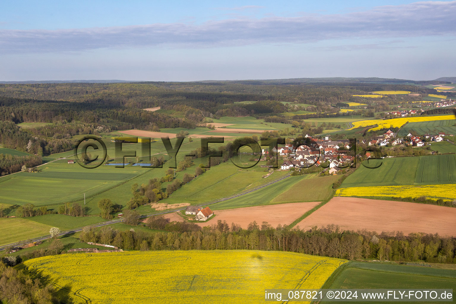 Vue aérienne de Quartier Zettmannsdorf in Schönbrunn im Steigerwald dans le département Bavière, Allemagne