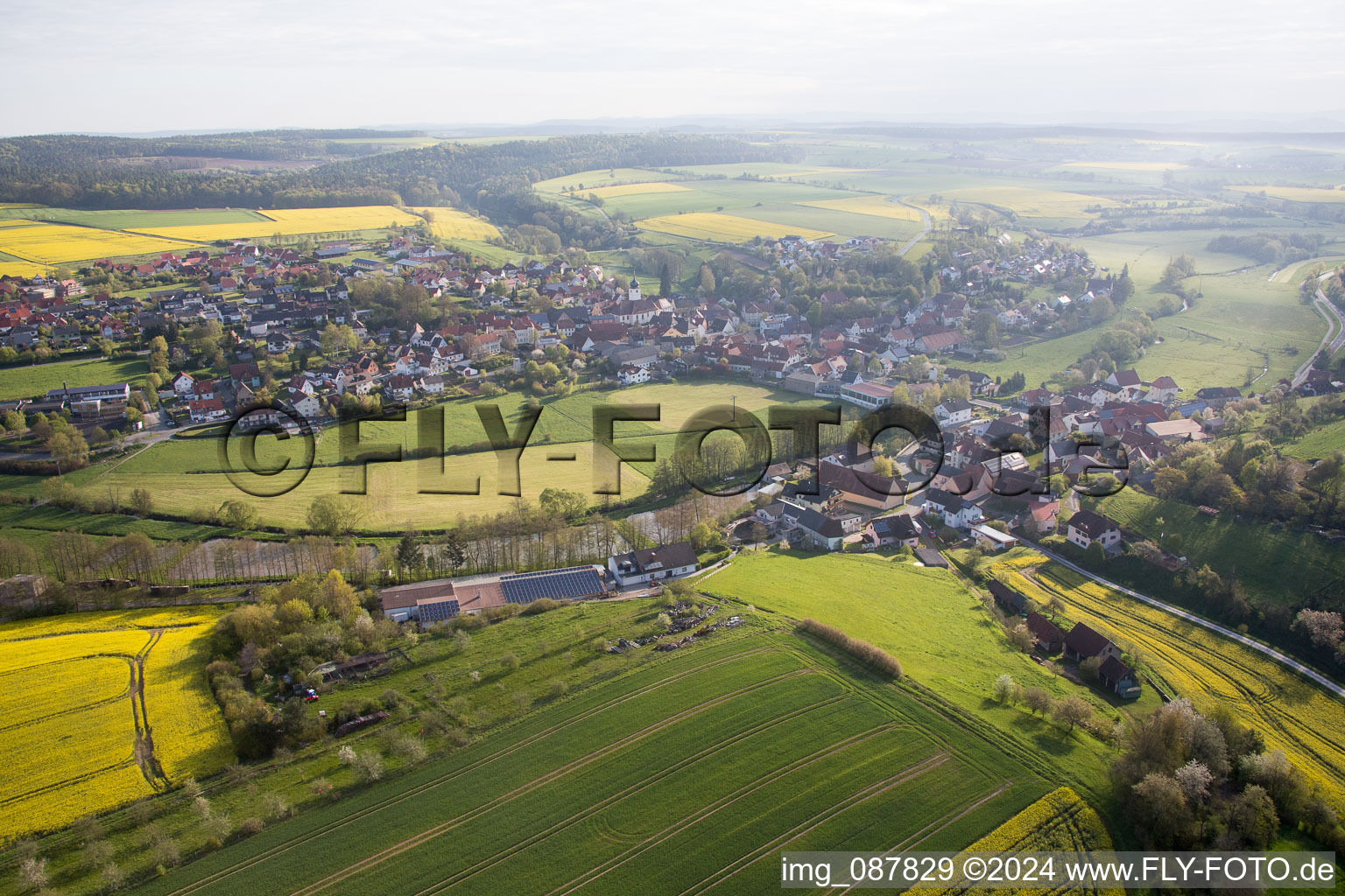 Vue aérienne de Champs agricoles et surfaces utilisables à Schönbrunn im Steigerwald dans le département Bavière, Allemagne