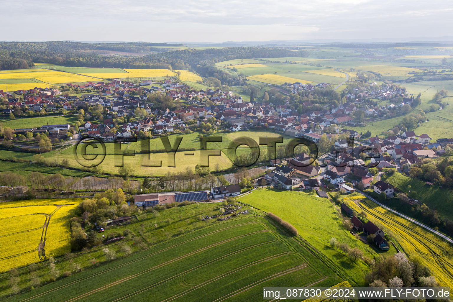 Vue aérienne de Champs agricoles et surfaces utilisables à le quartier Schönbrunn in  Steigerwald in Schönbrunn im Steigerwald dans le département Bavière, Allemagne