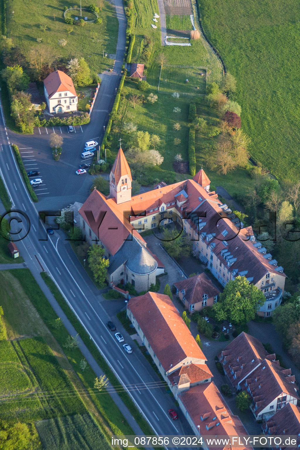 Vue aérienne de Ensemble immobilier du monastère Saint-Louis à le quartier Lindach in Kolitzheim dans le département Bavière, Allemagne