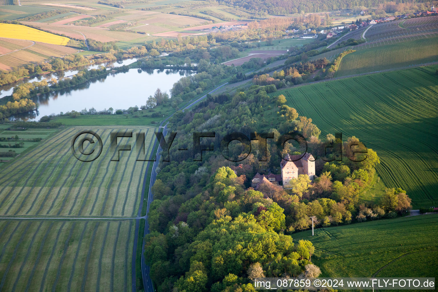 Vue aérienne de Château de Klingenberg à Wipfeld dans le département Bavière, Allemagne