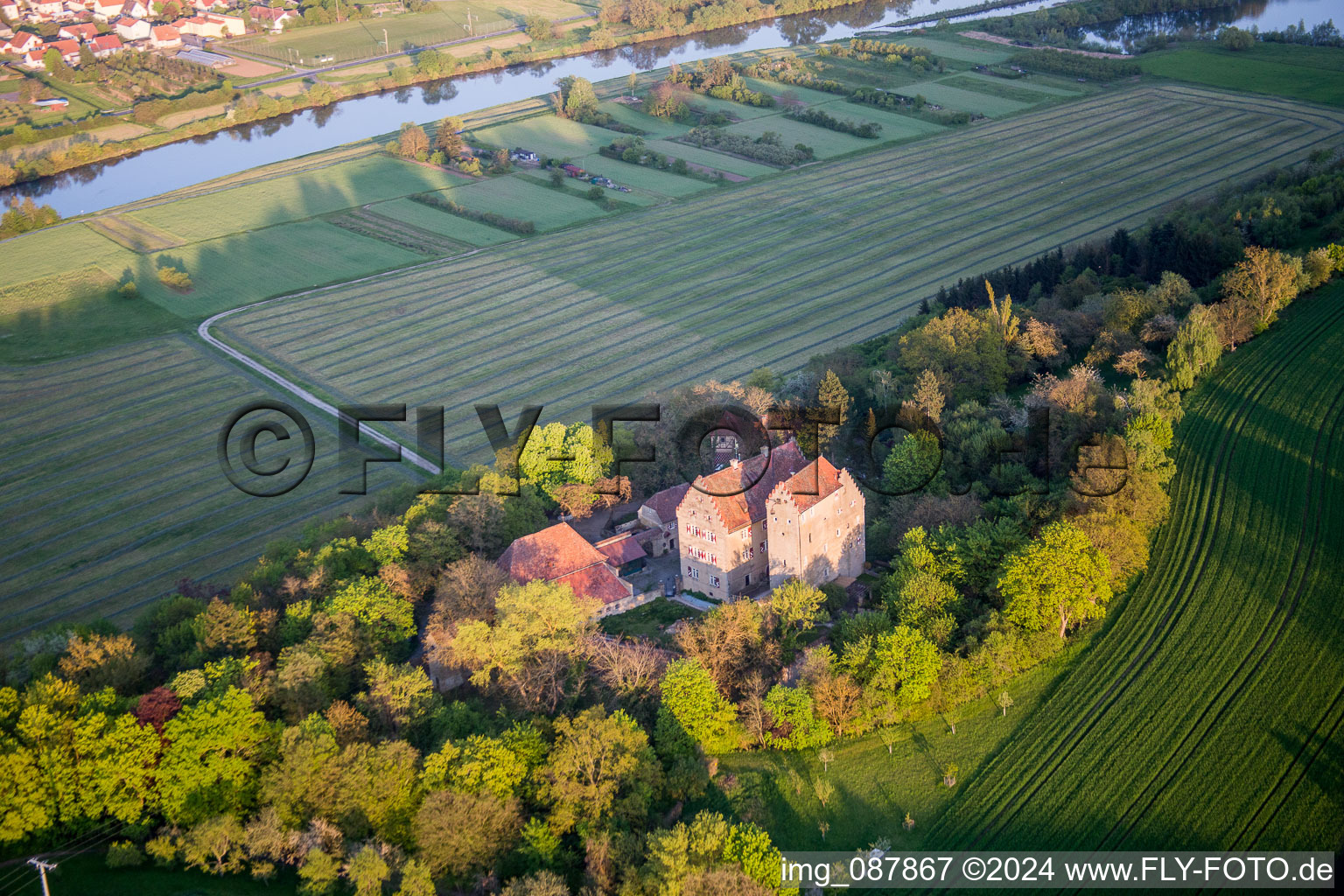 Vue aérienne de Complexe du château de Klingenberg sur les rives du Main à Wipfeld dans le département Bavière, Allemagne