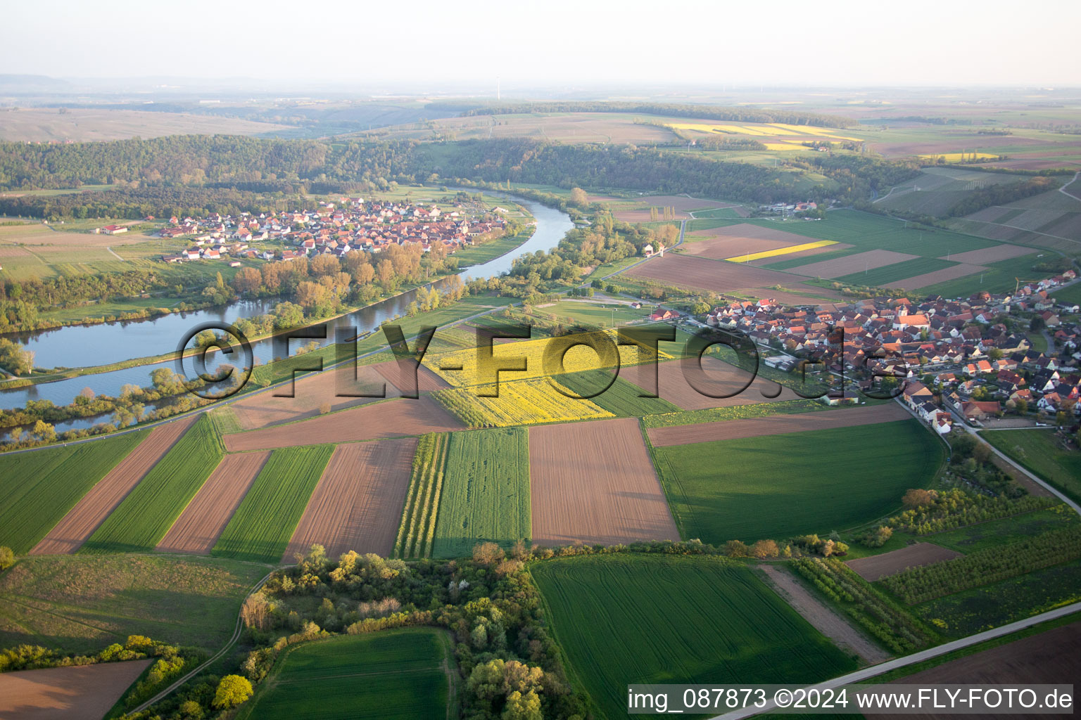 Vue aérienne de Zones riveraines du Main à le quartier Untereisenheim in Eisenheim dans le département Bavière, Allemagne