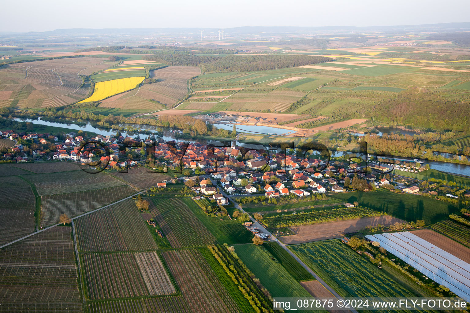 Vue aérienne de Zones riveraines du Main à le quartier Obereisenheim in Eisenheim dans le département Bavière, Allemagne