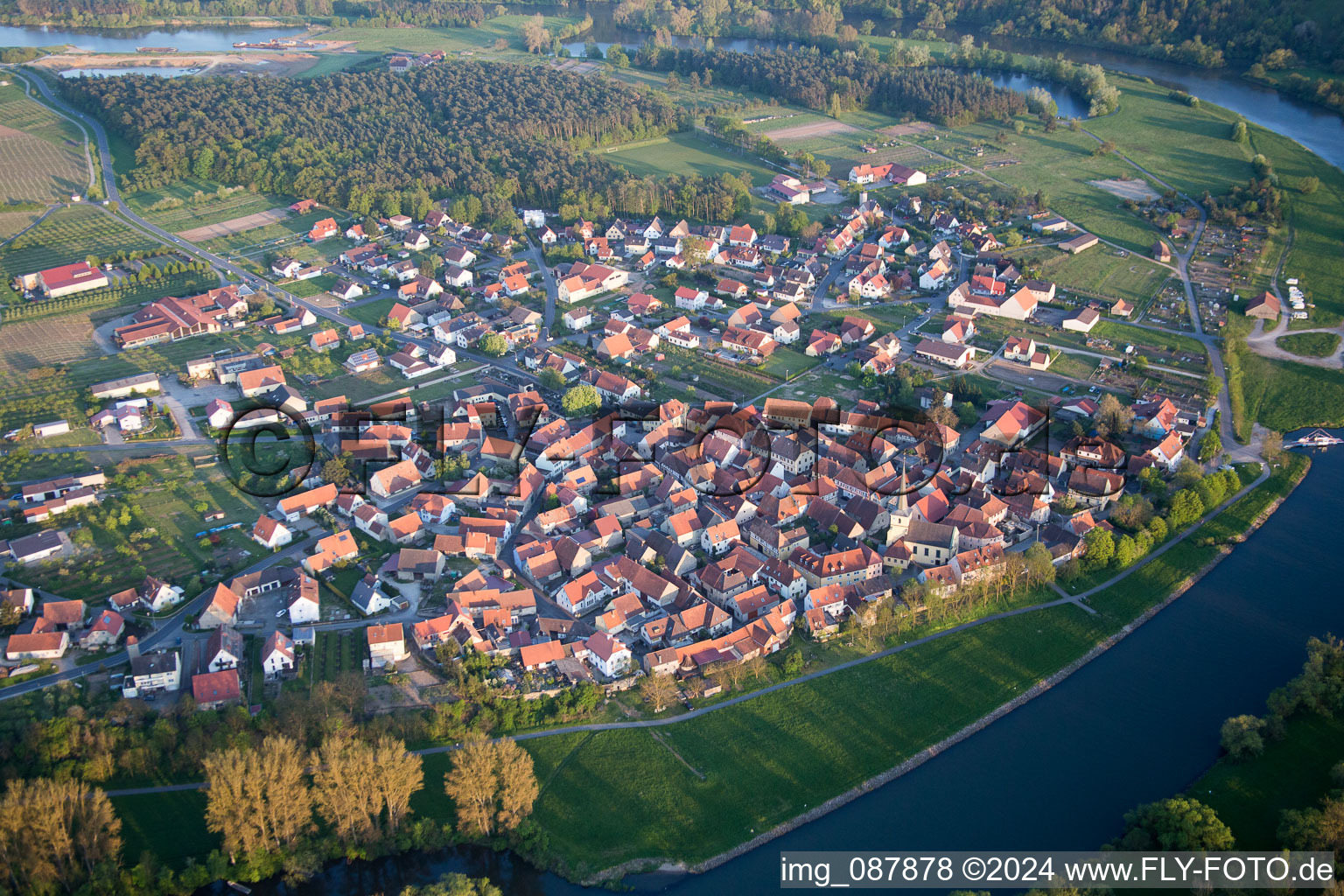 Vue aérienne de Zones riveraines du Main à le quartier Fahr in Volkach dans le département Bavière, Allemagne