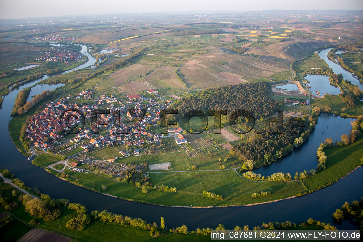 Vue aérienne de Boucle courbe des rives de la boucle Principale à Fahr à Volkach à le quartier Fahr in Volkach dans le département Bavière, Allemagne