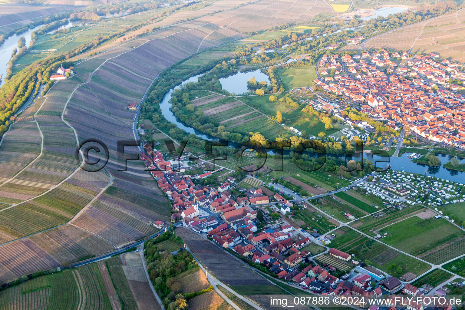 Vue aérienne de Paysage viticole des régions viticoles de Nordheim am Main à le quartier Escherndorf in Volkach dans le département Bavière, Allemagne