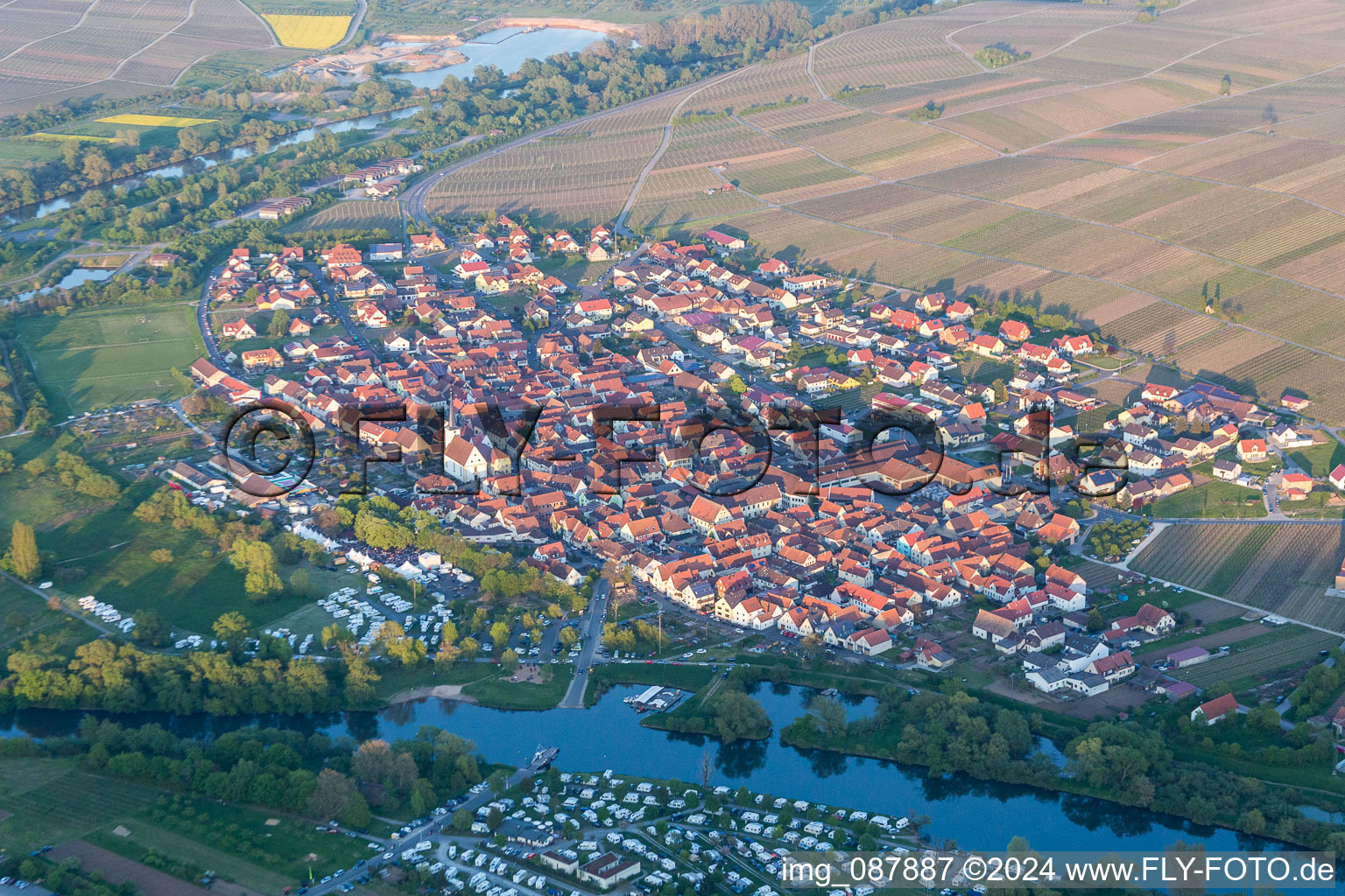 Vue aérienne de Paysage viticole des terroirs viticoles à Nordheim am Main dans le département Bavière, Allemagne