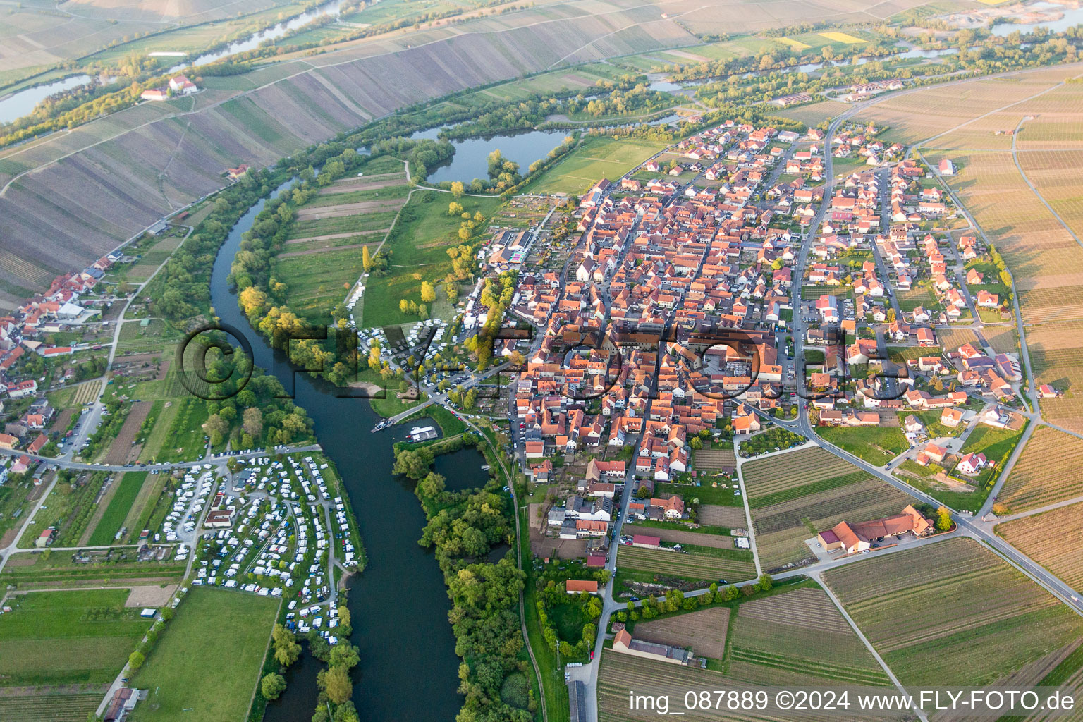 Vue aérienne de Paysage viticole des terroirs viticoles à Nordheim am Main dans le département Bavière, Allemagne