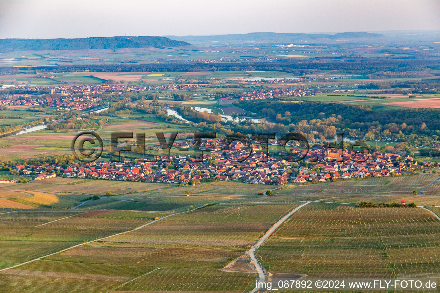 Vue aérienne de Du sud à Nordheim am Main dans le département Bavière, Allemagne