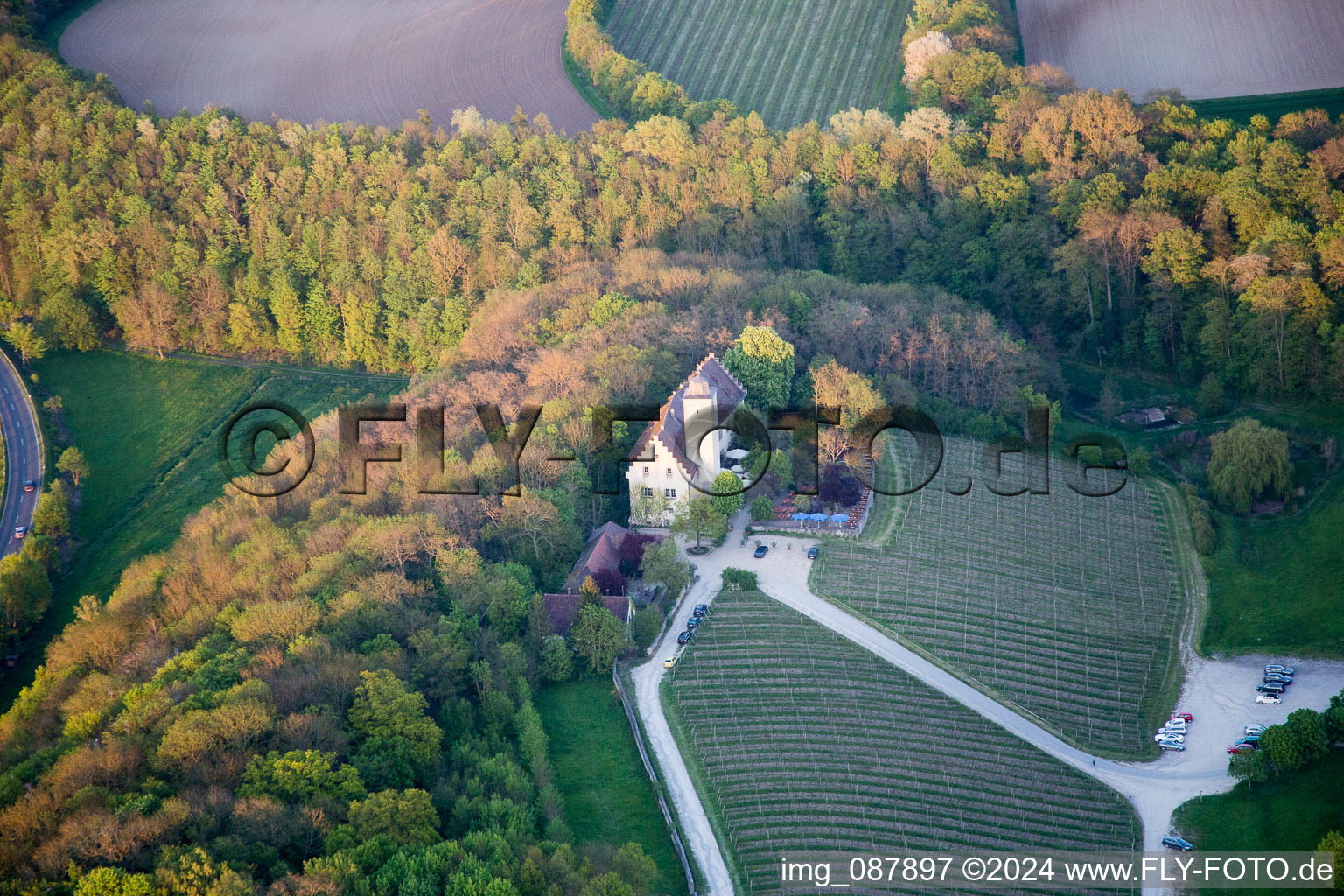 Vue aérienne de Complexe du château de Hallburg Castle Vinothek avec vignobles à Volkach dans le département Bavière, Allemagne