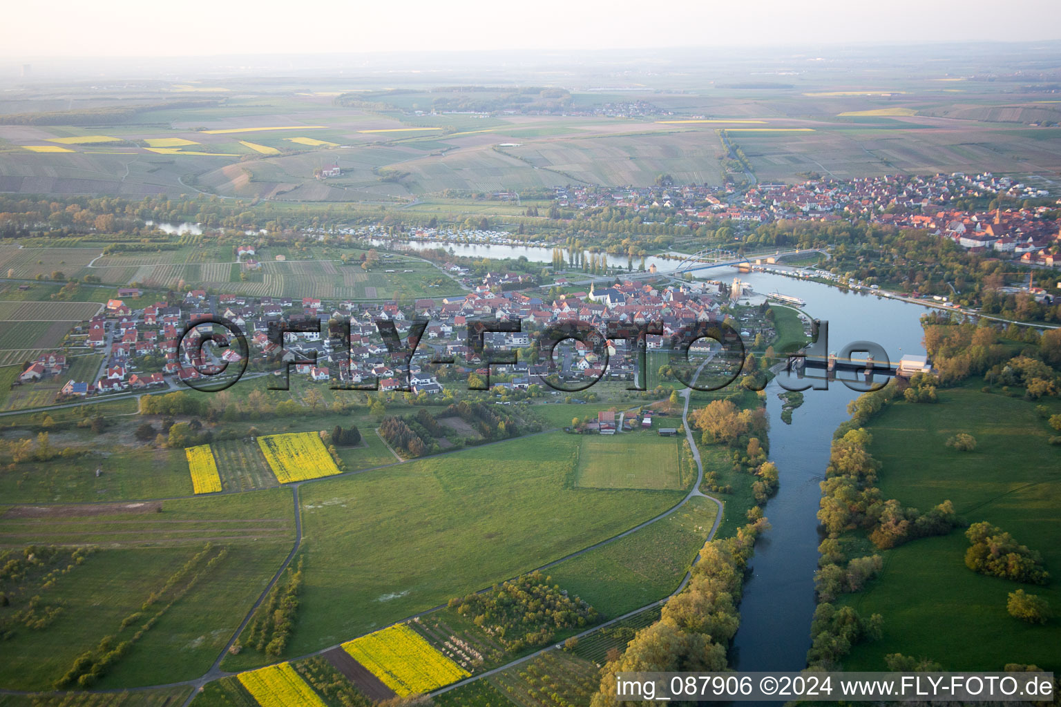 Volkach dans le département Bavière, Allemagne du point de vue du drone