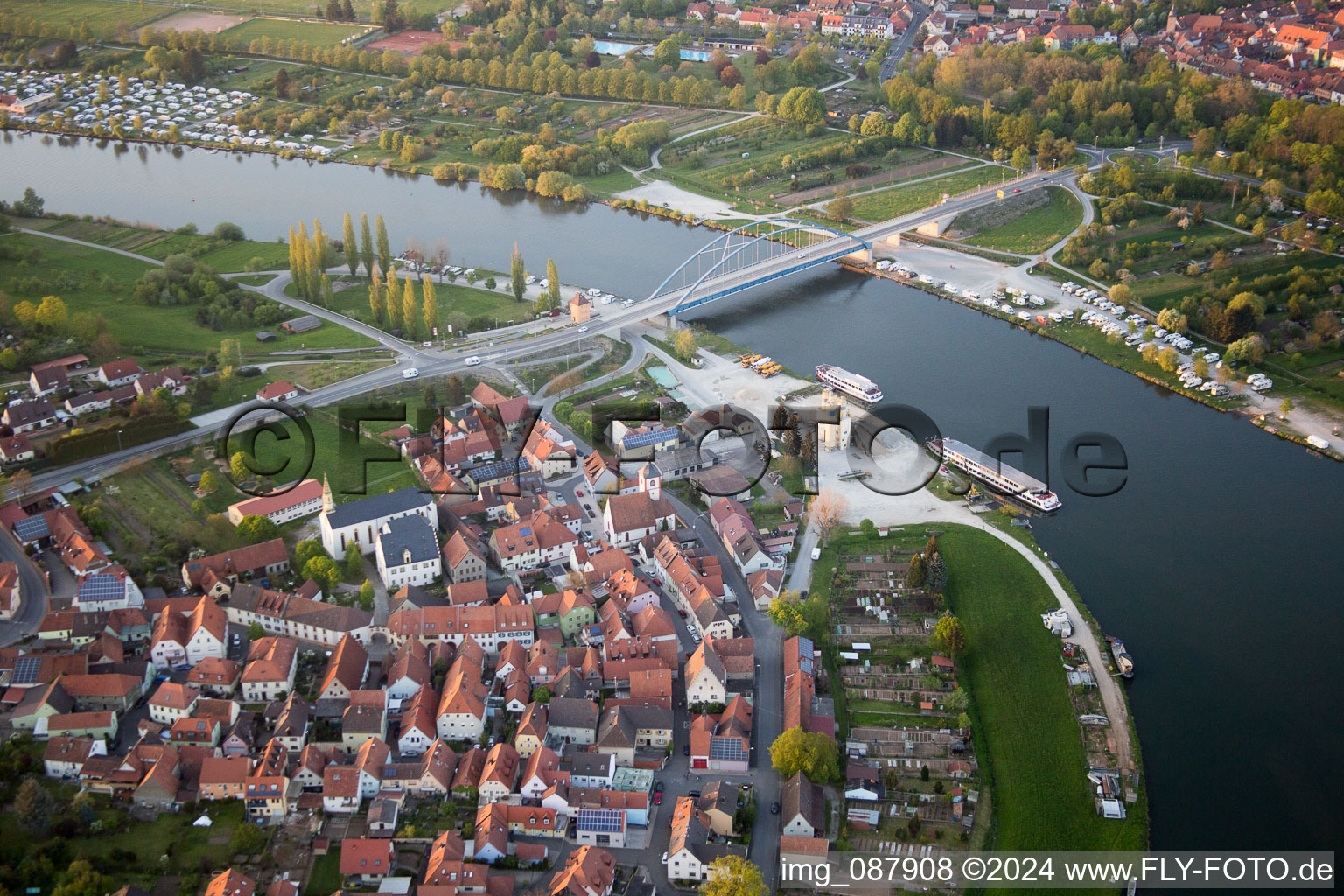 Vue aérienne de Jetée avec bateaux d'excursion sur le Main devant le pont principal Volkach à le quartier Astheim in Volkach dans le département Bavière, Allemagne