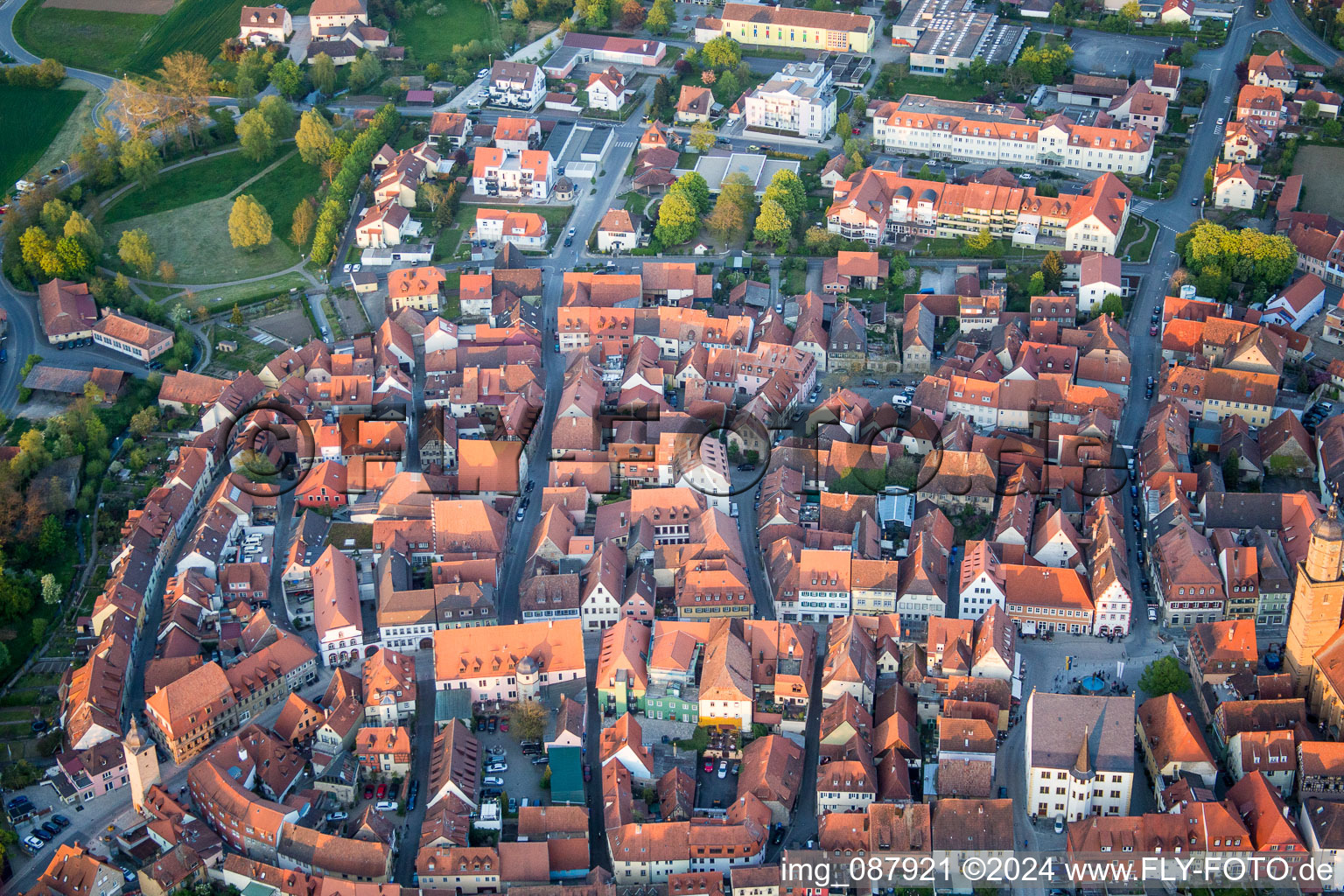 Photographie aérienne de Vieille ville et centre-ville à Volkach dans le département Bavière, Allemagne